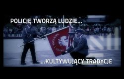 stop klatka z filmu, widać policjantów w umundurowaniu galowym ze sztandarem