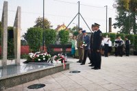 Komendant Miejski Policji insp. Andrzej Trzciński, składa kwiaty pod pomnikiem w obecności innych mundurowych podczas uroczystości obchodów 100. rocznicy wybuchu I powstania śląskiego.