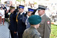 Komendant Miejski Policji insp. Andrzej Trzciński,  w obecności innych mundurowych oraz osób postronnych,podczas uroczystości obchodów 100. rocznicy wybuchu I powstania śląskiego.