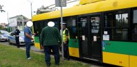 Na zdjęciu widocznych dwóch umundurowanych policjantów, którzy rozmawiają z dwoma mężczyznami, za nimi stoi autobus, a za autobusem radiowóz.