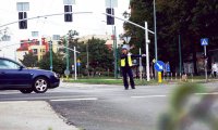 Na zdjęciu widoczny policjant z drogówki, który kieruje ruchem.