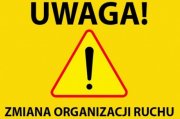 Na żółtym tle napis: &quot;UWAGA ZMIANA ORGANIZACJI RUCHU&quot;