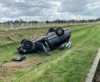 Na zdjęciu widoczny wydachowany samochód, który jest w rowie.