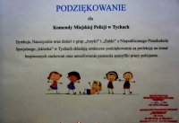 Zdjęcie przedstawia podziękowanie dla Komendy Miejskiej Policji w Tychach od przedszkola &quot;Iskierka&quot; za prelekcje dla przedszkolaków na temat bezpiecznych zachowań.