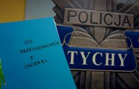 Na zdjęciu widoczna policyjna gwiazda z napisem: &quot;POLICJA TYCHY&quot; oraz widoczne podziękowania z tytułem:&quot;Od przedszkolaków z Iskierki&quot;