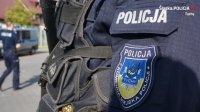 Na zdjęciu widoczny policyjny mundur, zbliżenie na naszywkę Komendy Miejskiej Policji w Tychach.