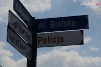 Znak drogowy informujący o budynku Policji na alei Bielskiej.