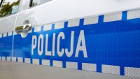 Napis &quot;POLICJA&quot; z boku radiowozu