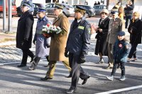 na zdjęciu na pierwszym planie widoczni są przedstawiciele służb mundurowych na terenie miasta Tychy w umundurowaniu służbowym, Policji, WKU, Straży Miejskiej oraz Straży Pożarnej, przemarsz ulicami miasta