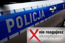 Widoczny bok radiowozu i napis &quot;policja&quot; , w prawym dolnym rogu napis &quot;Nie reagujesz-akceptujesz&quot;.