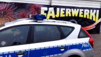 Radiowóz, w tle napis &quot;Fajerwerki&quot;