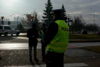 Policjanci wydziału ruchu drogowego podczas działań &quot;NURD&quot; rozdają odblaski.