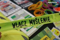 Opaska odblaskowa z napisem &quot;Włącz myślenie&quot;.