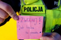 Kartka z hasłem dla kierowców przygotowana przez dzieci ze szkoły podstawowej nr 10. .