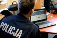 Policjant promuje Krajową Mapę Zagrożeń Bezpieczeństwa wśród pedagogów.