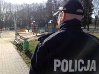 Umundurowani policjanci kontrolują rejon placu zabaw.