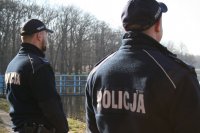 dwóch umundurowanych policjantów na paprocanach