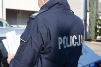 umundurowany policjant sprawdzający osoby objęte kwarantanną