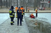 Policjanci i strażacy podczas wspólnych działań.