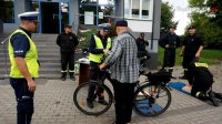 Policjanci i strażacy podczas wspólnych działań.