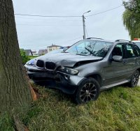 Kierujący pojazdem bmw uderzył w drzewo.