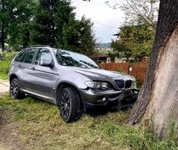 Kierujący pojazdem bmw uderzył w drzewo.