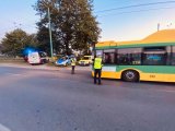 Policjanci kontrolują autobus miejski.