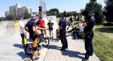 Policjanci podczas spotkania profilaktycznego z młodzieżą w skateparku.