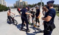 Policjanci podczas spotkania profilaktycznego w skateparku.