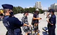 Policjanci podczas spotkania profilaktycznego w skateparku.