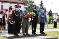 Pierwszy Zastępca Komendanta Miejskiego Policji w Tychach nadkom. Paweł Rybarczyk wśród innych uczestników obchodów rocznicowych Powstań Śląskich.