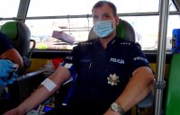 Pierwszy Zastępca Komendanta Miejskiego Policji w Tychach oddaje krew.
