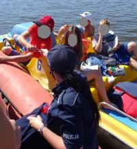 Policjantka w ramach prowadzonych działań profilaktycznych rozmawia z osobami pływającymi na rowerku wodnym.