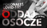 napis pokonałeś covid-19 oddaj osocze w tle ręka policjanta podczas pobierania krwi