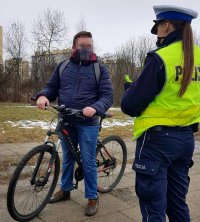 Policjantka rozmawia z rowerzystą.