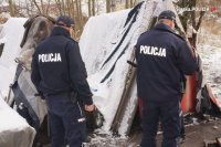 Policjanci sprawdzają miejsca, gdzie mogą przebywać osoby bezdomne.