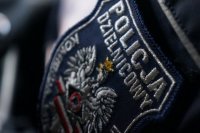 Na zdjęciu naszywka na mundur z napisem &quot;Policja Dzielnicowy&quot;