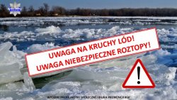 widok rzeki z kawałkami kry i lodu w oddali drzewa i budynki mieszkalne.  Na środku zdjecia napis UWAGA NA KRUCHY LÓD, UWAGA NIEBEZPIECZNE ROZTOPY.