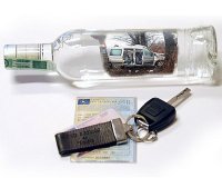 Zdjęcie przedstawia butelkę po alkoholu, dokumenty oraz kluczyki od samochodu.