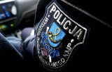 Naszywka na mundurze z napisem &quot;Policja Wydział Ruchu Drogowego&quot;.