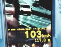 Na zdjęciu widok z urządzenia pomiaru prędkości na którym widoczny jest pojazd oraz pomiar prędkości.