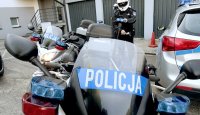 Widoczne dwa policyjne motocykle oraz policjantów w kaskach.