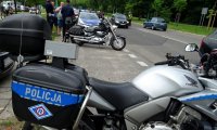 Samochód osobowy na jezdni, policjanci, motocykliści, widoczne motocykle oraz policyjny radiowóz.