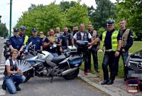 Zdjęcie grupowe policjantów z motocyklistami, widoczny policyjny motocykl.