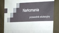 Wyświetlony slajd z napisem &quot;Narkomania przewodnik edukacyjny&quot;.