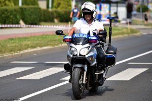 Policjant wydziału ruchu drogowego na motocyklu.