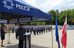 Policjanci oraz zaproszeni goście podczas uroczystych obchodów Święta Policji.