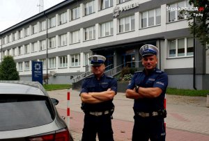 Umundurowani policjanci grupy SPEED stoją przed budynkiem Komendy Miejskiej Policji w Tychach.