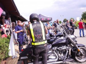 Uczestnicy pikniku, policjanci, motocykliści.