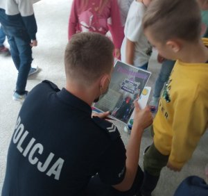 Policjant otrzymał od chłopca podziękowanie.